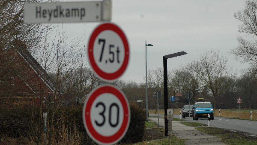 Wie hier an der Holtgaster Straße hätte die SPD-Fraktion gerne am Fiskusweg an der Grenze zur Gemeinde Bunde mit solarbetriebenen Lampen die Verkehrssicherheit verbessert. Daraus wird vorerst nichts. © Foto: Szyska