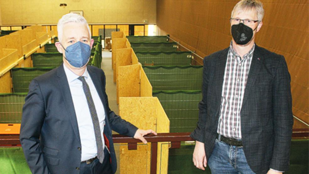 Landrat Matthias Groote (links) und Thomas Stamm führten gestern durch die Unterkunft in der BBS-Sporthalle.  © Foto: Berents