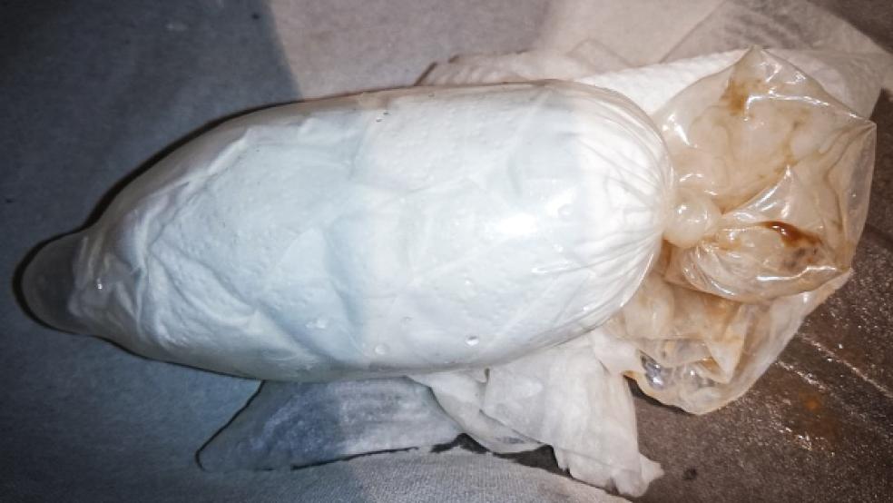 Unter ärztlicher Aufsicht schied der Drogenschmuggler ein Behältnis mit einem Kondom als Umverpackung aus. Darin befanden sich 32 Gramm Heroin und zwei Gramm Kokain. © Foto: Zoll