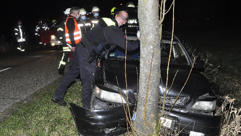 Das Auto kam aus noch ungeklärter Ursache nach links von der Fahrbahn ab und prallte frontal gegen einen Baum. © Foto: Wolters