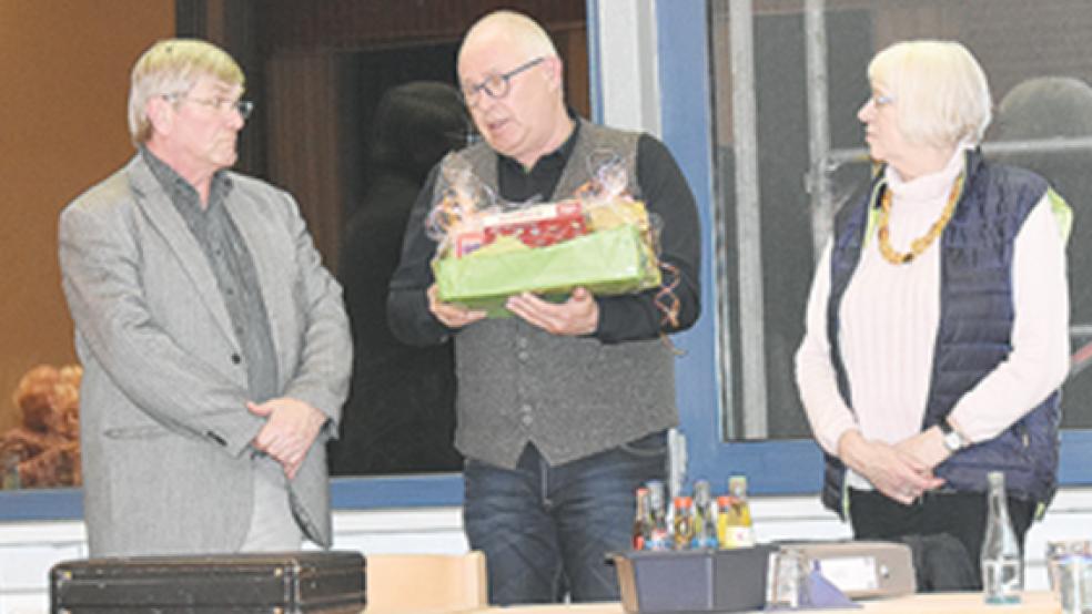 Ein Abend mit kontroversen Diskussionen endete friedlich mit einem Geschenkpaket als Dank für die von Klaus und Hildegard Hartmanns geleistete Vereinsarbeit, überreicht von Bürgermeister Hans-Peter Heikens.  © Foto: Kuper