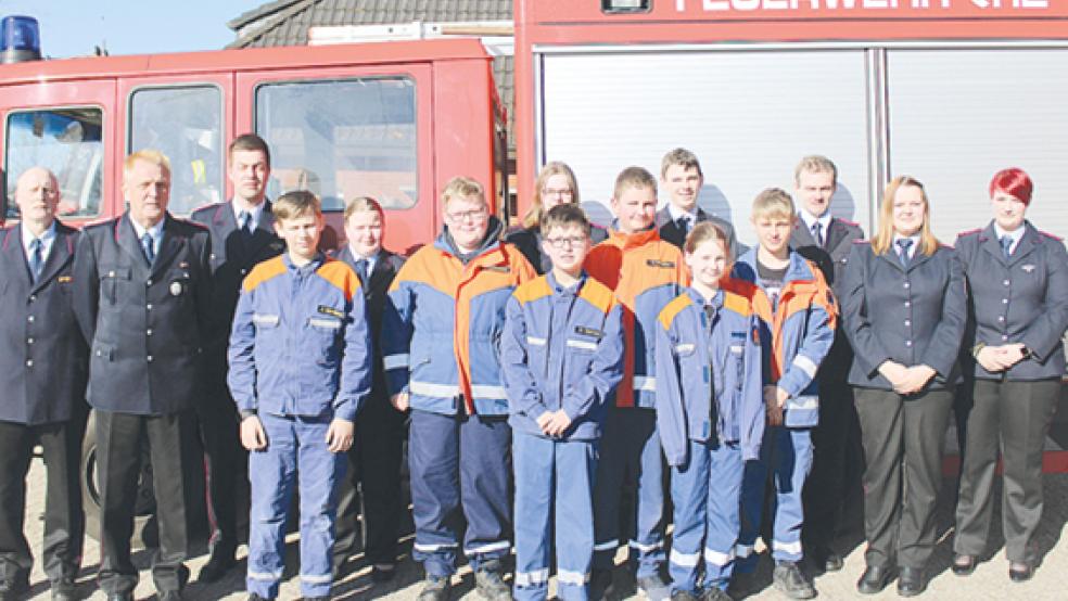 Die Jugendfeuerwehr Holthusen mit einigen Betreuern. Das Foto zeigt zudem (von links) Stadtjugendfeuerwehrwart Ewald Freese, stellvertretender Stadtbrandmeister Helmut Erfkamp, stellvertretender Ortsbrandmeister Thomas Müller sowie (von rechts) Jugendfeuerwehrwartin Mareike Riemeyer und die stellvertretende Jugendfeuerwehrwartin Janna Schmehl.  © Foto: Rand/Feuerwehr