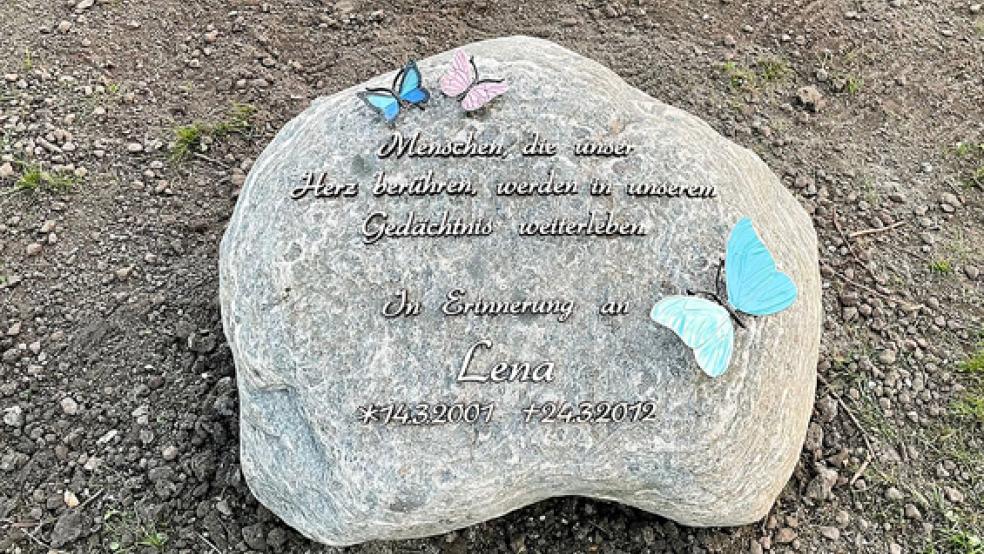 Mit diesem Gedenkstein erinnert die Stadt Emden an das getötete Mädchen.  © Foto: Stadt Emden