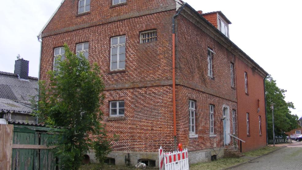 Das Grundstück hinter dem alten Amtshaus wird in Kürze freigeräumt. Auch Arbeiten im Keller sind geplant. © Foto: Szyska (Archiv)