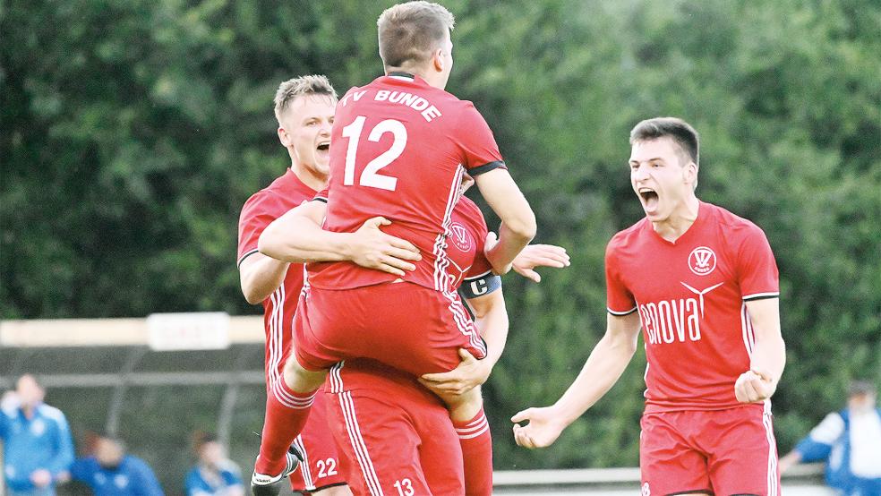 Ein wenig jubeln durften die Bunder am Mittwoch - allerdings auf dem Sofa: Sie sind Staffelmeister der Bezirksliga 1B.  © Foto: Bruins