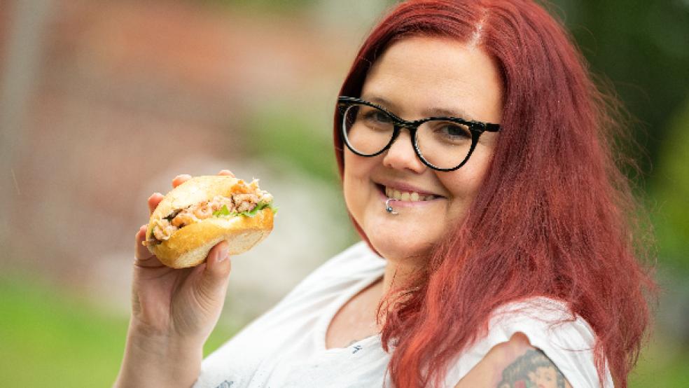 Christin Klever, Maschinenbauerin und Erfinderin einer neuen Krabbenpultechnik mit Ultraschall, möchte mit ihrer Erfindung den weiten Weg der Nordseekrabben zum Pulen nach Marokko einsparen. © Foto: Assanimoghaddam (dpa)