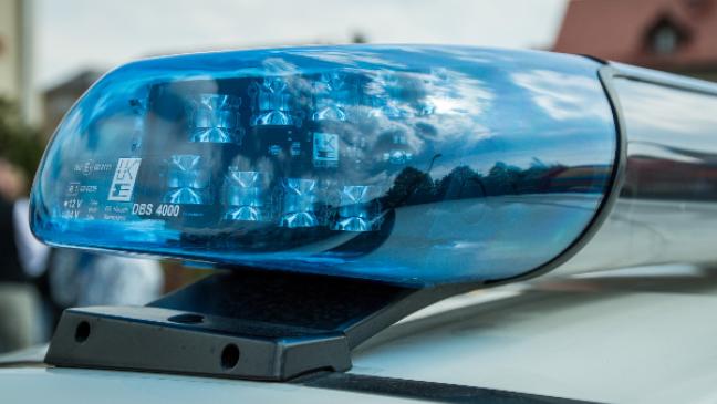 Verwirrte Frau im Nachthemd schlägt Polizistin