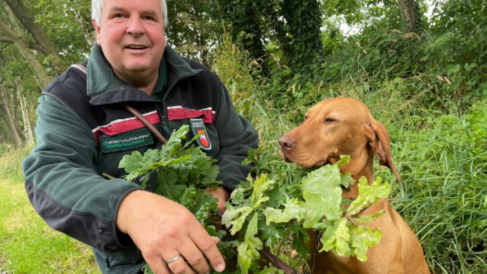 Bezirksförster Erich Delfs hat die Gemeinde beim Anlegen des Waldes unterstützt. © Foto: Janßen