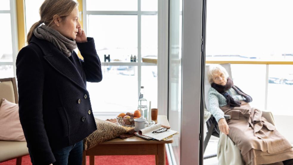 Kriminalkommissarin Ann Kathrin Kramer (Julia Jentsch) besucht eine Zeugin in der Seniorenresidenz – und findet sie leblos in einem Stuhl auf dem Balkon. © Foto: Sandra Hoever/ZDF