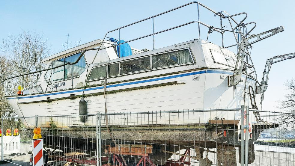 Seit Ende Oktober steht die »Capitva« im Bereich der Wohnmobilstellplätze am Hafen in Weener auf einem Trailer. Nun wird der Abtransport vorbereitet.  © Foto: Szyska
