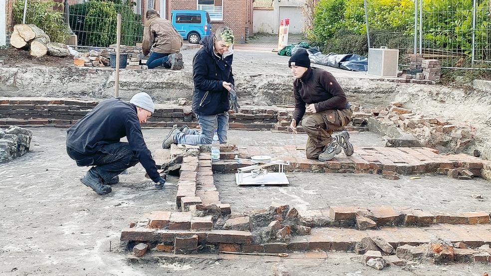Studierende der Universität Göttingen untersuchen derzeit den Synagogen-Standort in Weener.  © Fotos: Hanken