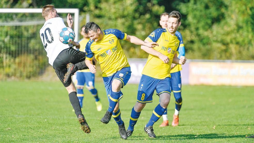 Die Verlegung ihres Spiels gegen Nortmoor haben die Fußballer des TuS Weener nicht kommen sehen. Die Rheiderländer haben über die Plattform fussball.de davon erfahren.  © Foto: Bruins