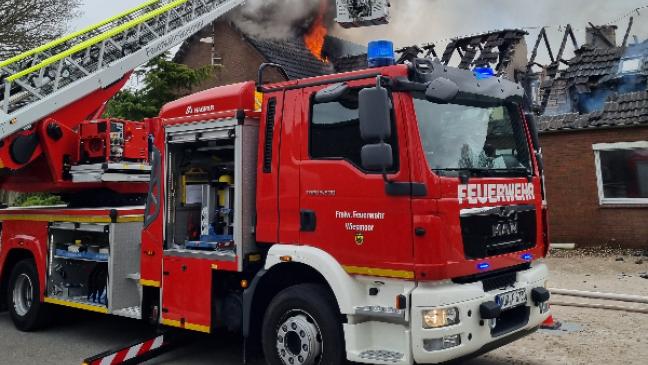Flammen zerstören Wohnhaus und Scheune