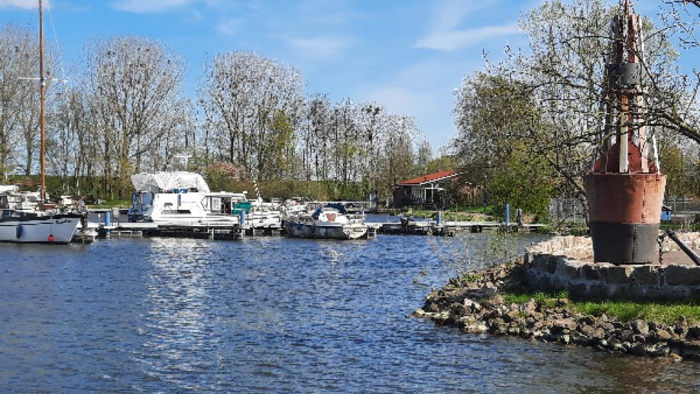 Damit Segler den Hafen in Weener mit ihren Booten auch nutzen können, muss eine ausreichende Wassertiefe vorhanden sein. Die Entschlickung ist wieder dringend notwendig. © Foto: Szyska (Archiv)