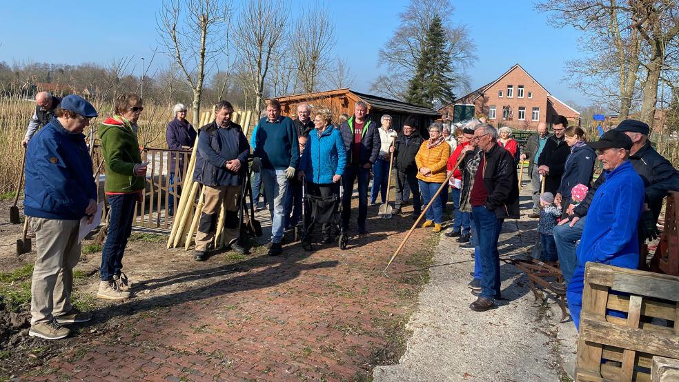 Mehr als 30 Spender und Helfer konnten die Vorsitzenden Hermann Weber und Jeane Schmidt (von links) vom Heimatkundlichen Arbeitskreis für die Pflanzaktion auf der künftigen Streuobstwiese begrüßen. © Foto: Kuper