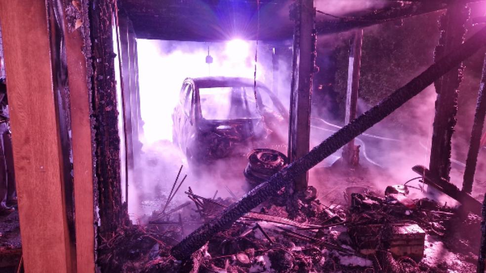 Ein Raub der Flammen wurde dieser Wagen bei einem Brand in Victorbur. © Foto: Dennis Uschmann/Feuermann