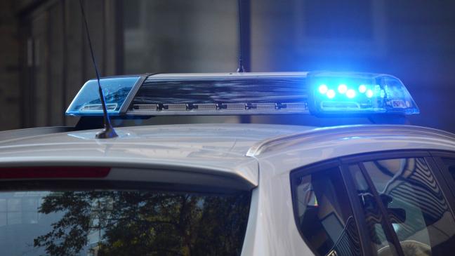 Mann geht auf Polizisten los