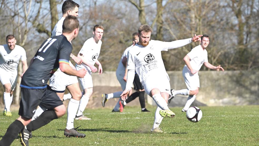 Patrick Hinderks (am Ball) brachte die Teutonen mit seinem Treffer zum 1:0 auf die Siegerstraße.  © Foto: Bruins