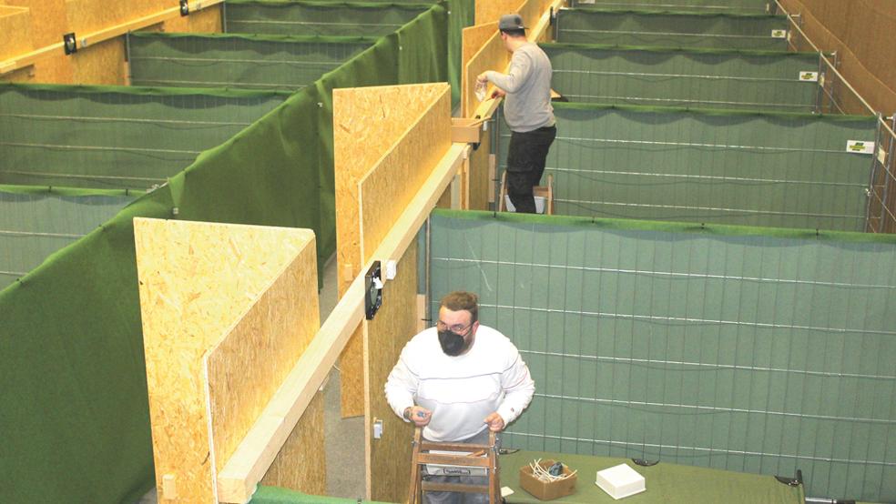 Die Erstaufnahmestelle in der BBS-Sporthalle bietet 126 Betten in 42 Kabinen. Gestern sind dort die ersten Kriegsflüchtlinge aufgenommen worden.  © Foto: Berents