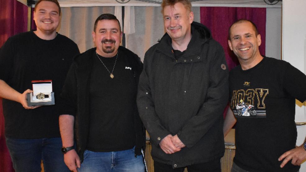 Spendenübergabe (von rechts): Horst Saiger, der »Steernsnupp«-Vorsitzende Ernst Berends, MC »Sky Dogs«-Präsident Andreas Groen und Uhr-Gewinner Enno Bockmann. © Foto: Kuper