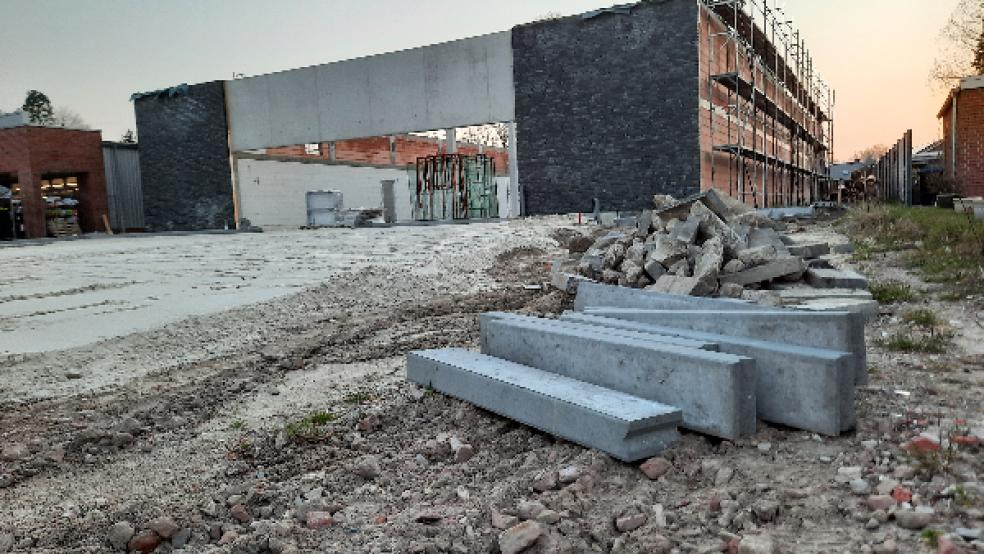 Auf der Baustelle neben dem »Tedi«-Markt ist bis zur Neueröffnung der »dm«-Filiale noch viel zu tun. © Foto: Szyska