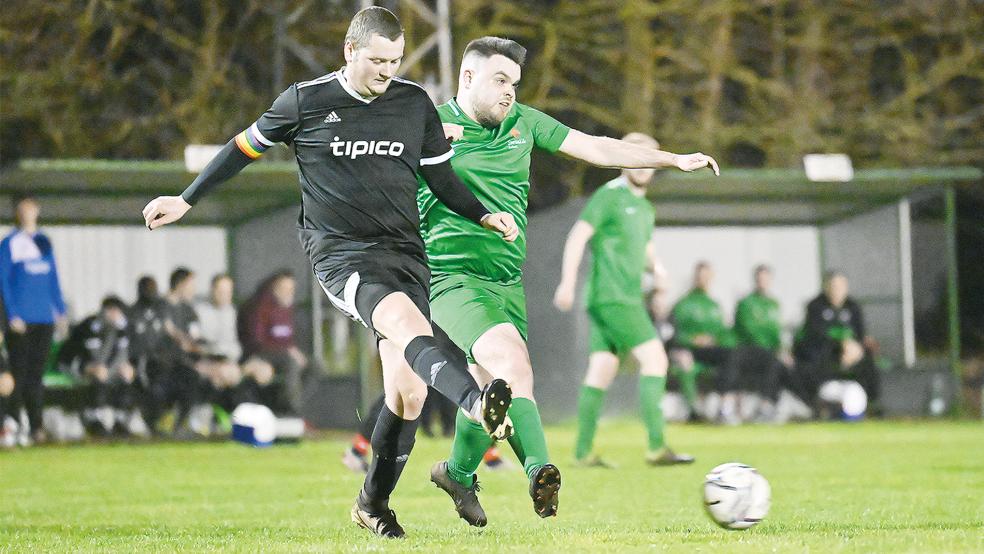 Für Mirco Ahlers (rechts) und den SV Teutonia Stapelmoor II begann die Partie gegen Viktoria Flachsmeer II gut, doch am Ende standen die Rheiderländer mit leeren Händen da.  © 