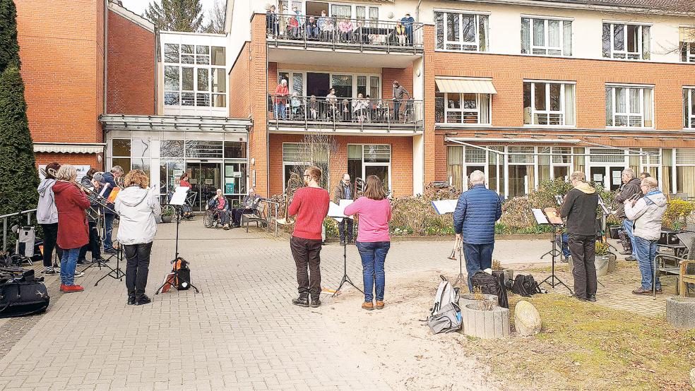 Bewohner der Senioreneinrichtungen, wie hier im ProSenis-Heim in Leer-Loga, freuten sich über die Posaunenchorkonzerte unter der Leitung von Landesposaunenwart Hayo Bunger.  © Foto: Fuchs