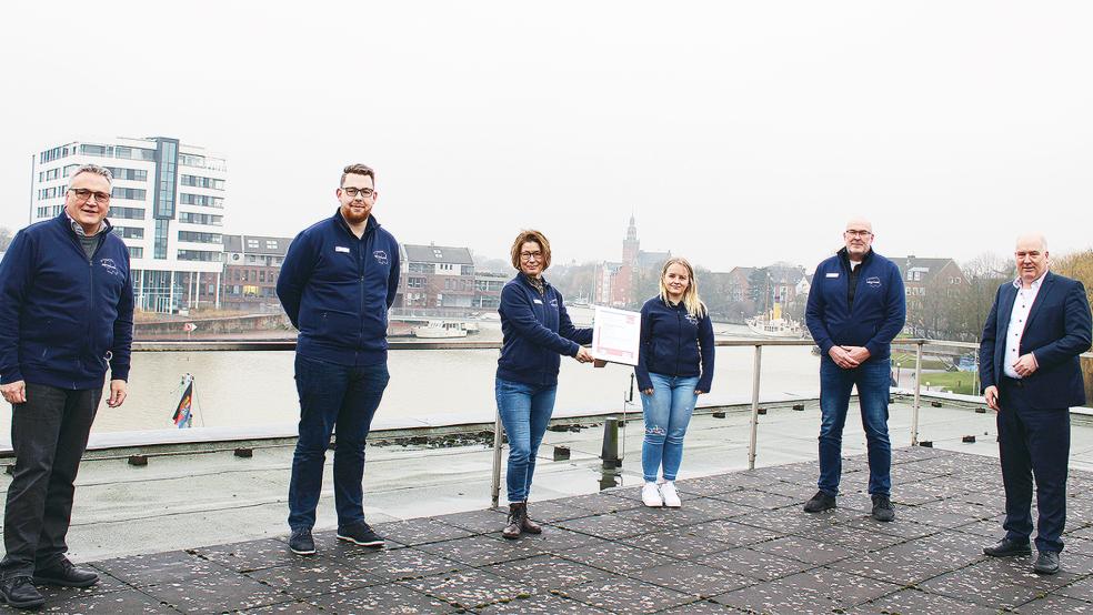 Freuen sich über die Auszeichnung des Deutschen Tourismusverbandes: Kurt Radtke, Geschäftsführer Touristik GmbH, die Mitarbeiter der Tourist-Information Nico Pülscher, Gudrun Bruns, Emma van Leeuwen (Auszubildende) und Rudi Doosje mit Claus-Peter Horst, Bürgermeister Stadt Leer (von links).  © Foto: Landkreis Leer