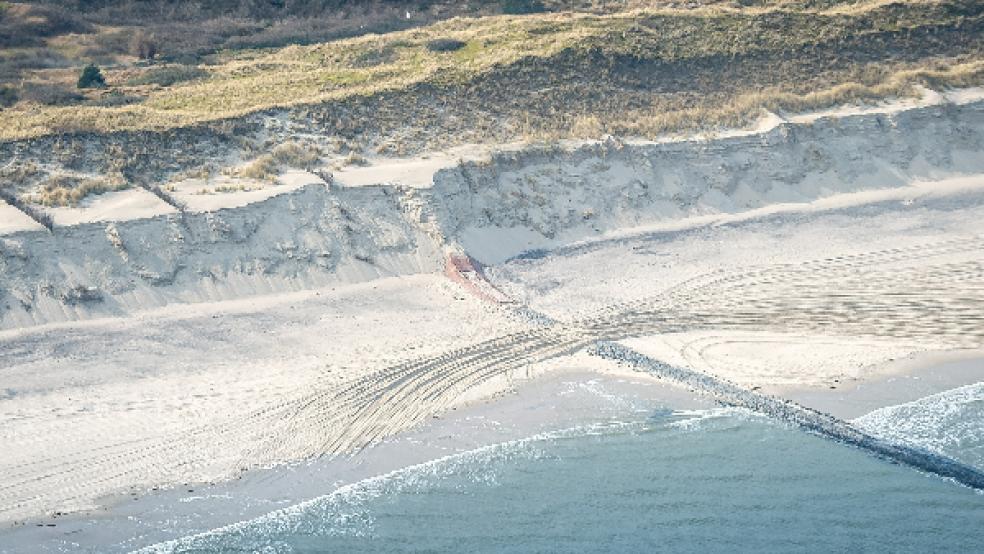 Die Abbruchkannte am Strand der Insel Wangerooge. © Foto: Schuldt (dpa)