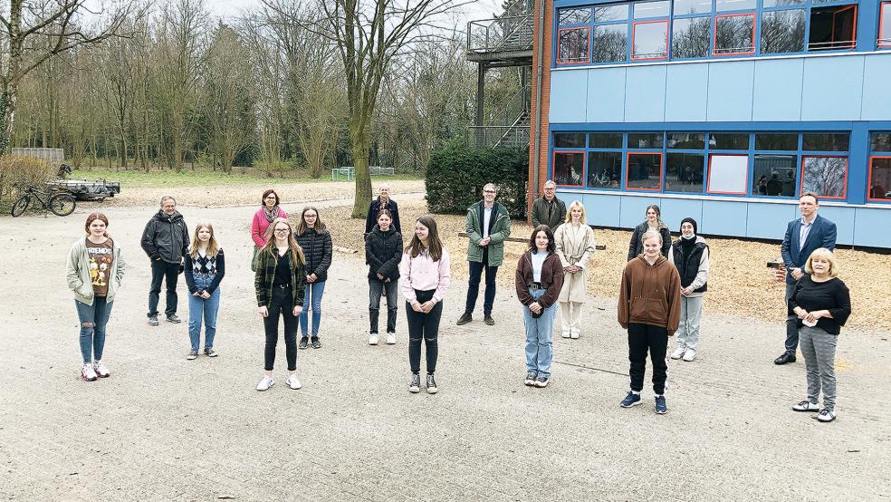 Das Projekt »Politikerpatenschaften« geht nach zwei Jahren Corona-Pause endlich in die nächste Runde: Bürgermeister Heiko Abbas begrüßte gemeinsam mit Stadtjugendpflegerin Angelika Janssen-Harms die in diesem Jahr beteiligten Jugendlichen, die betreuenden Lehrkräfte sowie die Politikerpaten.  © Foto: Stadt Weener