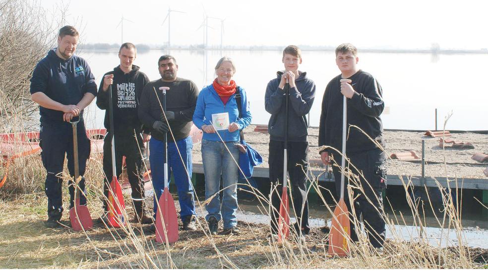 Mitarbeiter des LeeWerk WISA und Agnes Ratering (NABU Rheiderland) vor Ausbringung des Floßes. Auch die Feuerwehr Weener half mit, die schwimmenden Brutstätten an Ort und Stelle zu bringen.  © Foto: Naturschutzbund