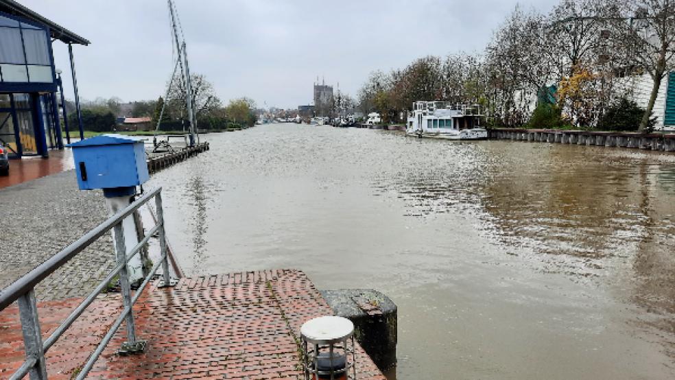 Am Mastenkran neben dem ehemaligen »Marina-Service-Center« unweit der Schleuse wollen die Segler möglichst Mitte des Monats die Masten ihrer Boote aufrichten. © Foto: Szyska