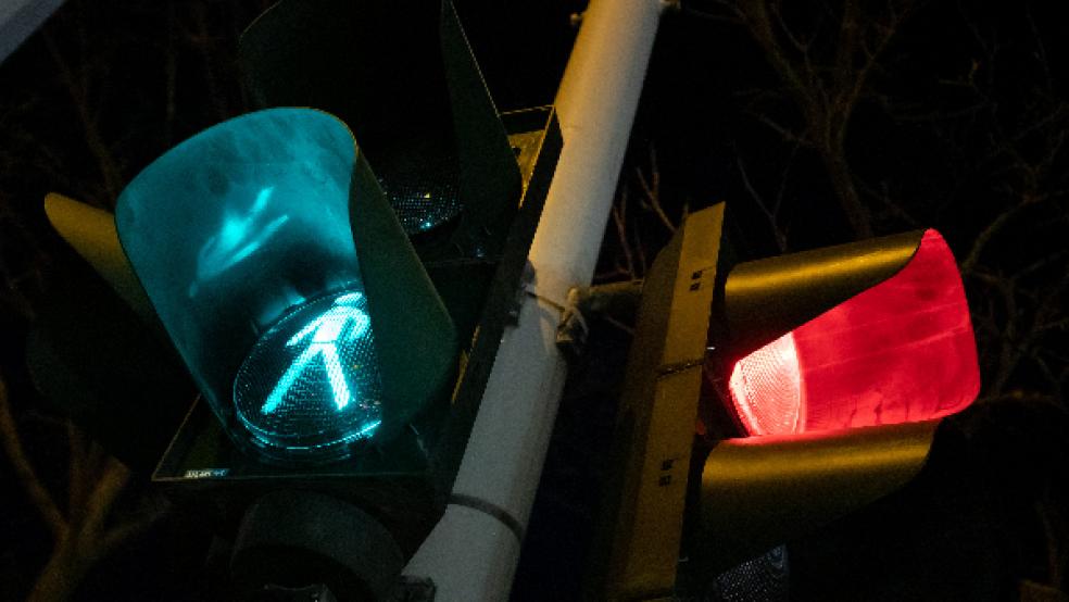 Nach jahrelangen Diskussionen ist die Installation einer Fußgänger-Ampel an der Mühlenstraße im Bereich des Friedhofes und der »Felta«-Tankstelle in Weener nun in Sicht. © Foto: Karmann (dpa)