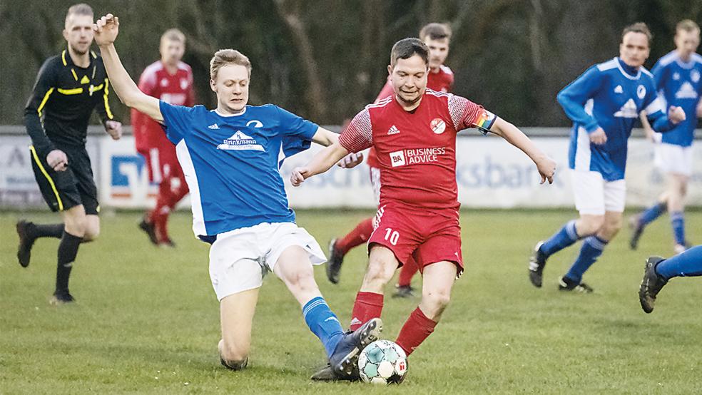 Dirk Rösing (rotes Trikot) legte mit einem Freistoß den Treffer von Mathis Even zum 1:0-Sieg der Jemgumer Reserve gegen Blau-Weiß Filsum II vor.  © Foto: Bruins