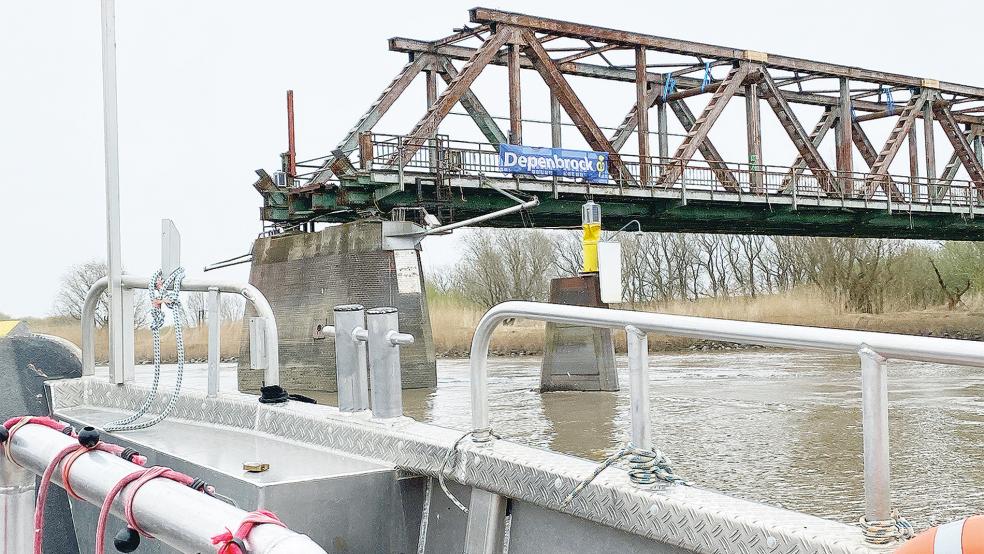 In der nächsten Zeit wird der Abbau der alten Brückenkonstruktion auf Westoverledinger Seite beginnen. Von Bord der Friesenfähre (im Vordergrund) lassen sich die Arbeiten gut verfolgen.  © Foto: Hanken