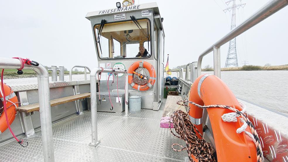 In voller Fahrt: Wilhelm Roßbach am Steuer der Friesenfähre. Es ist bereits die vierte Saison für den Fehntjer Fährmann.  © Fotos: Hanken