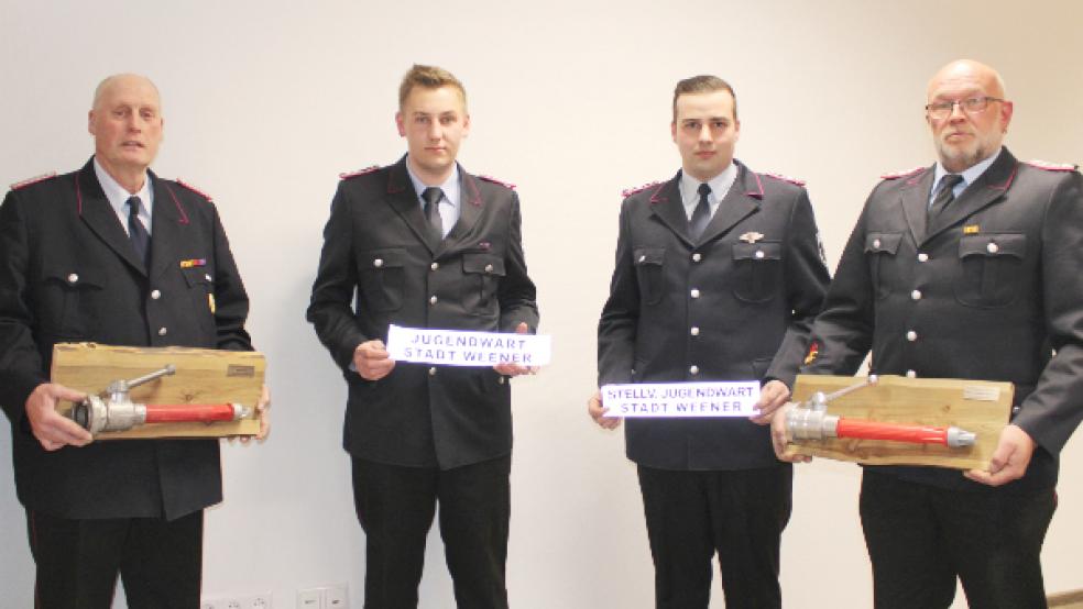 Der alte Jugendfeuerwehrwart Ewald Freese (im Bild von links), sein Nachfolger Sven Fisser, der neue Stellvertreter Ingo Stanschus und sein Vorgänger Jens Kotte.  © Foto: Foto: Feuerwehr/Rand
