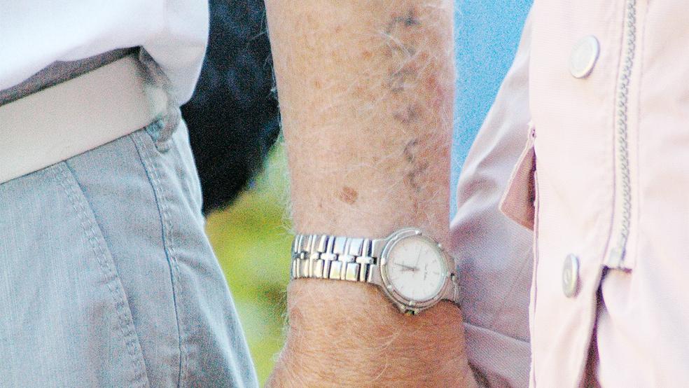 Albrecht Weinberg versteckt die sechs Ziffern auf seinem linken Unterarm nicht. 116927 ist die Häftlingsnummer, die ihm die Nazis im KZ Auschwitz tätowiert haben.  © Foto: Szyska