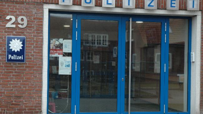 Leeraner bedroht und beleidigt Polizisten