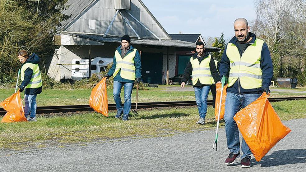 In Bunde wurde auch entlang der Bahnstrecke fleißig Müll gesammelt. © Foto: Kuper