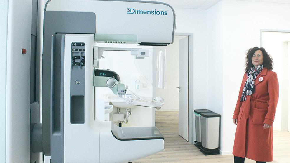 Das Vorsorgezentrum verfügt über Diagnosegeräte der neuesten Generation. Das Foto zeigt außerdem Birgitt Kampen-Neumann, Pressesprecherin des Screening-Programms.  © Foto: Berents
