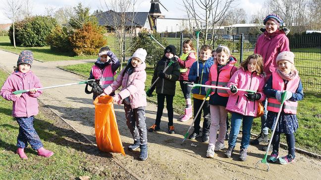 Sachkunde im Unterricht und Müllsammeln im Park