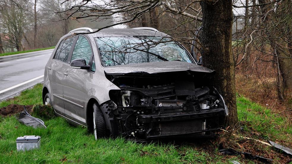 Auf gerader Strecke auf der L 24 in Hesel kam eine 71-jährige Autofahrerin heute Vormittag von der Fahrbahn ab und prallte auf einen Straßenbaum. Die Fahrerin wurde leicht verletzt in ein Krankenhaus eingeliefert. © Foto: Wolters