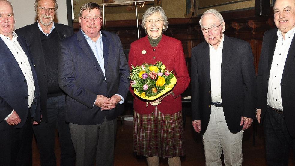 Die »Gründungseltern« des »Schipperklottje« wurden nun besonders geehrt: (von links) Bürgermeister Claus-Peter Horst, Ulrich Stöhr, Vorsitzender Dieter Schröer, Lore und Günter Prahm und Eilert Stöter.  © Foto: Wolters