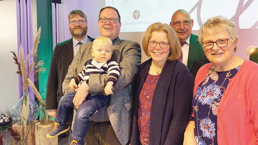 Mit einem Gottesdienst wurde Holger Sielemann (mit Sohn Noah auf dem Arm) am Sonntag als hauptamtlicher Prediger der Evangelischen Gemeinschaft Weener in sein Amt eingeführt. Mit auf dem Foto sind (von links) Präses Ard Nap, Ehefrau Sonja Sielemann, OGV-Inspektor Jens Frisch und Gemeinschafts-Vorsitzende Karin Dannen.  © Foto: Hinrich Kuper