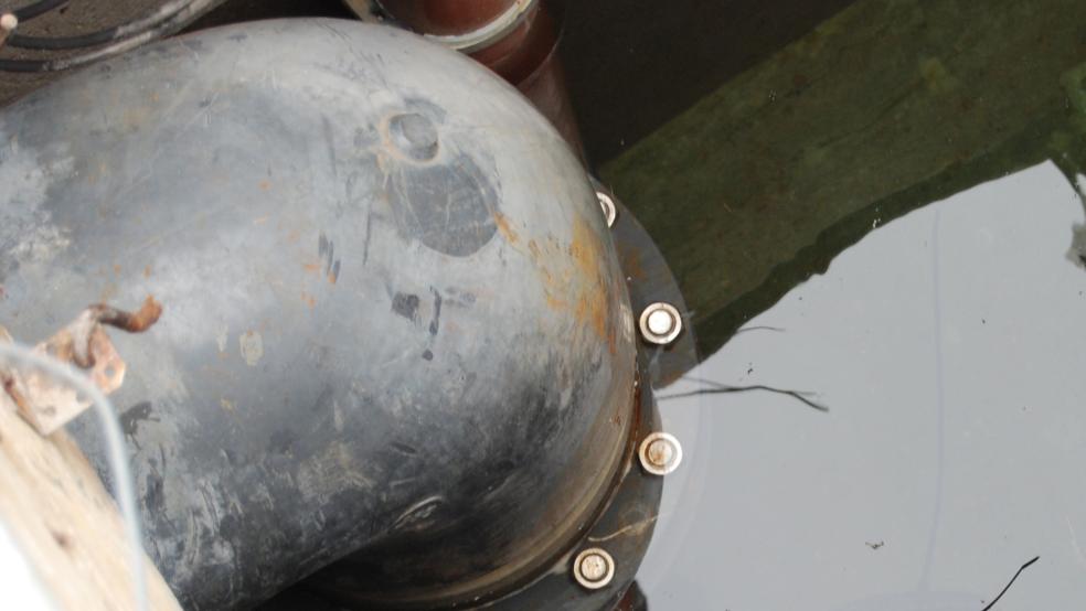 Eine der beiden Umwälzpumpen des Freibades war Mitte Juli 2021 ausgefallen und sorgte für eine achttägige Zwangspause beim Friesenbad-Betrieb. Im Bild ein Blick in den Schacht der Pumpe, die unter Wasser arbeitet.  © Foto: Hoegen