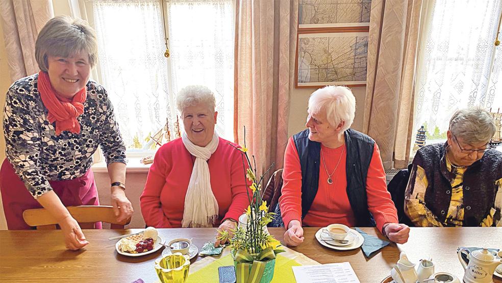 Klara Kaput serviert den begeisterten Gästen (von links) Dini Freesemann, Thea Ovens und Erika Haken eine Waffel mit Eis, Sahne und heißen Kirschen. Das Sielhus in Jemgum soll in diesem Jahr wieder häufiger geöffnet werden.  © Foto: Kuper