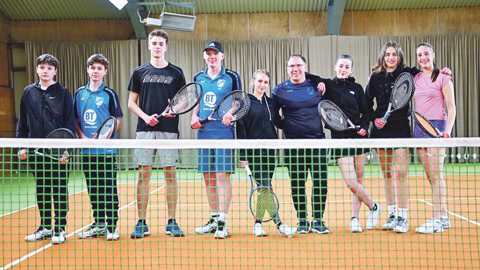 Die Tennis-Spieler des TuS Weener zwischen 13 und 16 Jahren spielten die Jugendmeisterschaften in der Bunder Tennishalle aus. Trainer Steffen Finke (Vierter von rechts) war auch dabei. © 