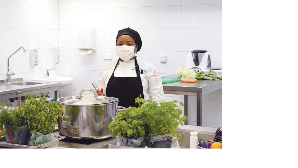 Anesu Mutamaenda hat ihre Fähigkeiten als Köchin im Validierungsverfahren der IHK erfolgreich nachgewiesen.  © Foto: IHK