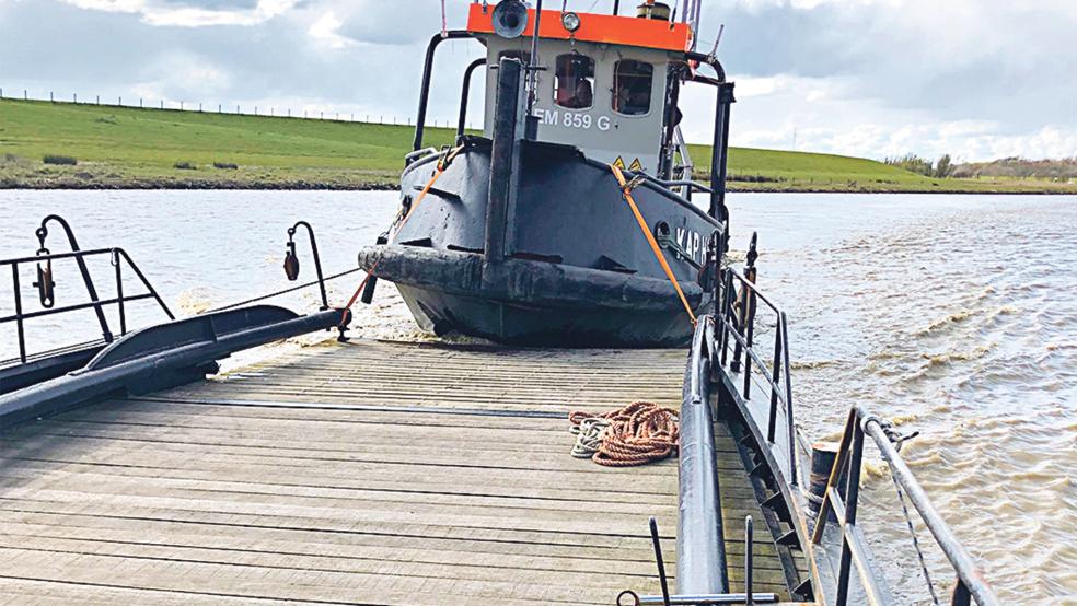 Die »Kap Horn« von Peter Janssen aus Jemgum brachte die Pünte aus dem Winterlager in Leer zum Anleger nach Amdorf.  © Foto: privat